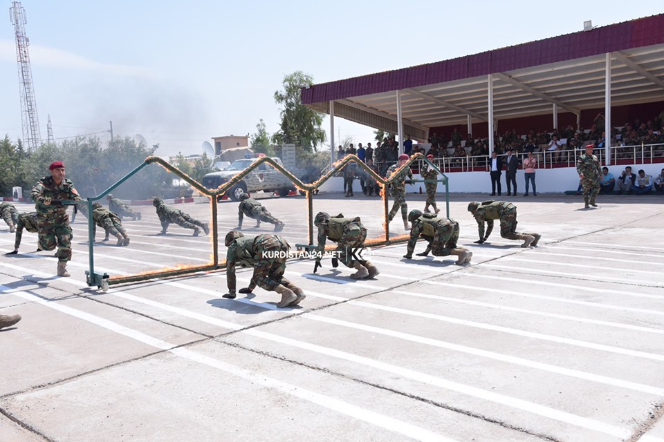 FOTO - Eğitim devresini tamamlayan Peşmergelerden gösteri